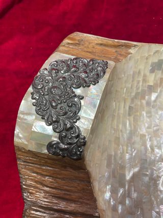 Cuenco de madera con nácar y plata