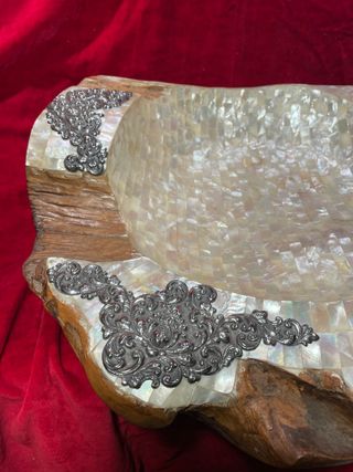 Cuenco de madera con nácar y plata