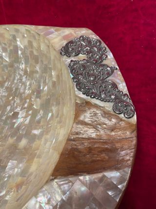 Cuenco de madera con nácar y plata
