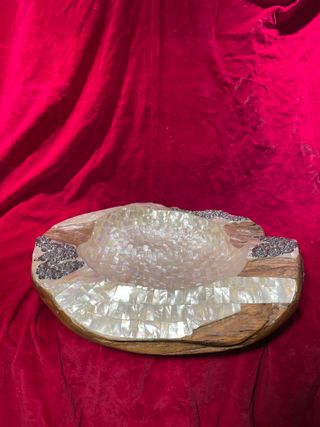 Cuenco de madera con nácar y plata