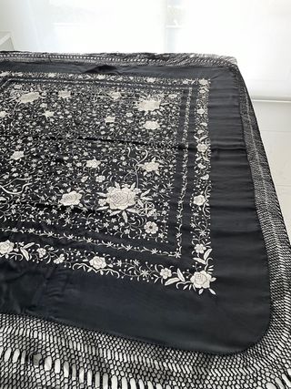 Mantón de Manila de seda. Bordado a mano