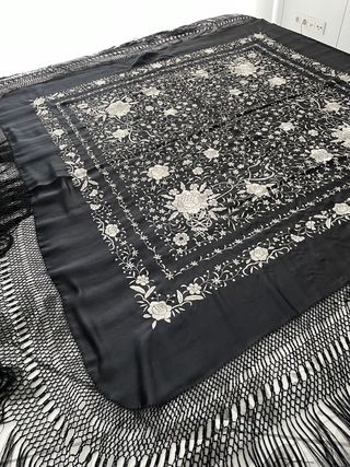Mantón de Manila de seda. Bordado a mano