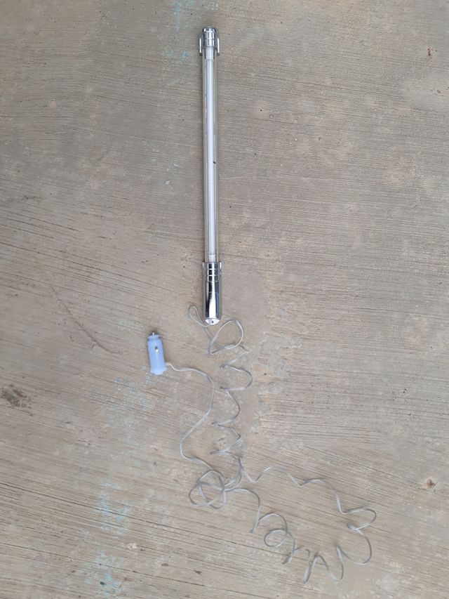 L'auto blu neon prende un accendisigari