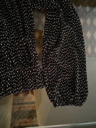 Blusa negra con lunares Zara