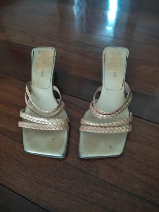 Vendo sandalias con tiras doradas 