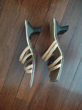 Vendo sandalias con tiras doradas 