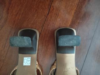 Vendo sandalias con tiras doradas 