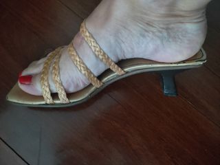 Vendo sandalias con tiras doradas 