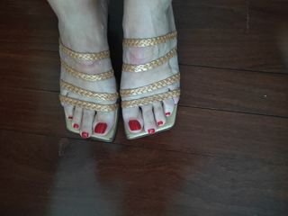 Vendo sandalias con tiras doradas 
