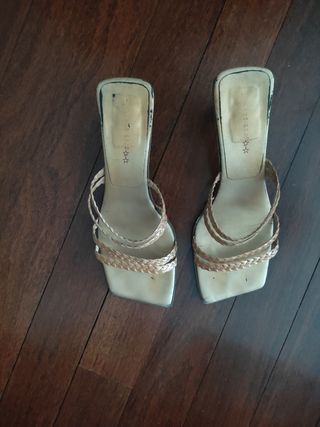 Vendo sandalias con tiras doradas 