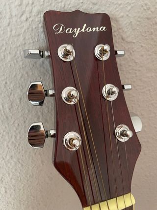 Guitarra acústica amplificada Daytona y funda