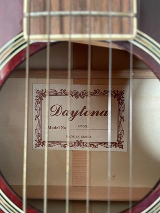 Guitarra acústica amplificada Daytona y funda