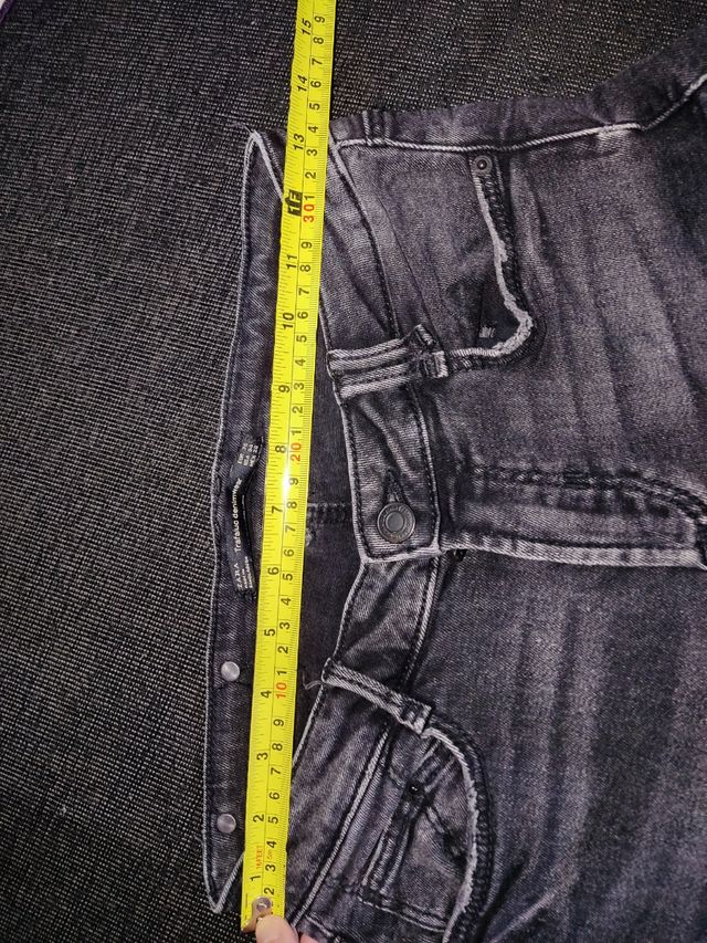 Vaquero negro con rosas bordadas