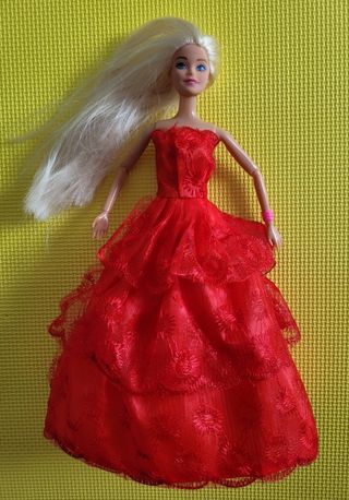VESTIDO Y CONJUNTO PARA MUÑECAS BARBIE.