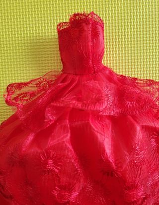 VESTIDO Y CONJUNTO PARA MUÑECAS BARBIE.