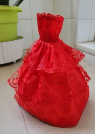 VESTIDO Y CONJUNTO PARA MUÑECAS BARBIE.