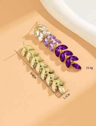 Pendientes largos morados.