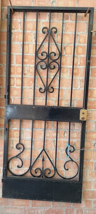 Puerta de forja con cerramientos de cristal