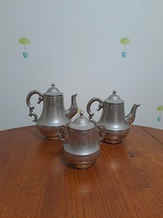dos teteras y un azucarero vintage