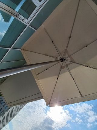 parasol grande .precio negociable.