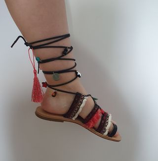 Sandalias estilo étnico con diferentes abalorios y
