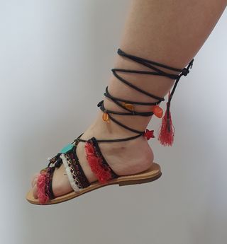 Sandalias estilo étnico con diferentes abalorios y