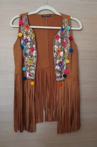 Sandalias estilo étnico con diferentes abalorios y