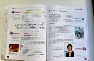 Dos libros Music A Secondary  y regalo workb