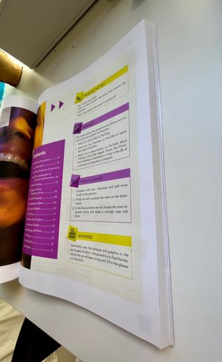 Dos libros Music A Secondary  y regalo workb