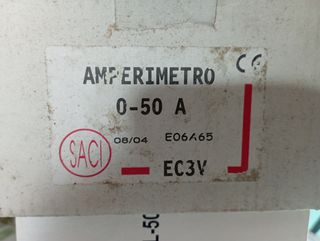 Amperímetro industrial en su caja