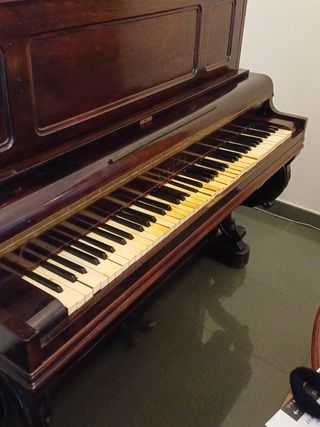 piano muy antiguo