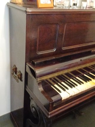 piano muy antiguo