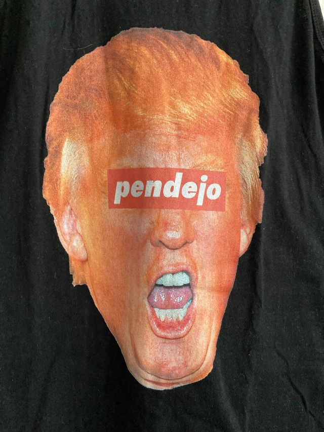 Camiseta negra de tirantes. Turmp pendejo
