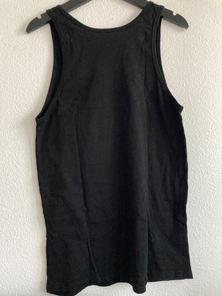 Camiseta negra de tirantes. Turmp pendejo