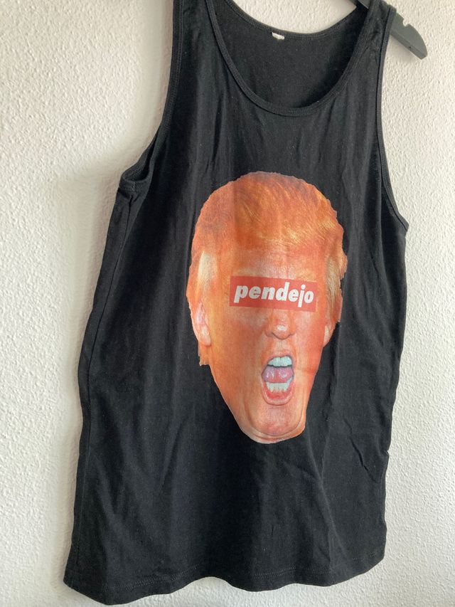 Camiseta negra de tirantes. Turmp pendejo