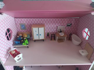 Casa de muñecas de madera