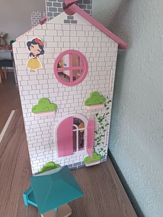 Casa de muñecas de madera