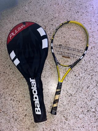 Raqueta de tenis babolat con funda y antivibrador