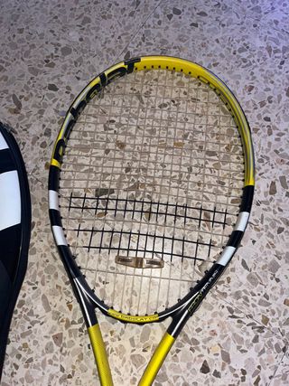 Raqueta de tenis babolat con funda y antivibrador