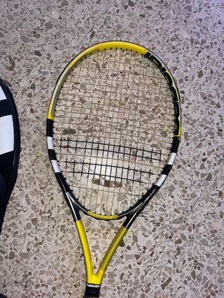 Raqueta de tenis babolat con funda y antivibrador
