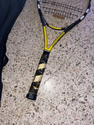 Raqueta de tenis babolat con funda y antivibrador
