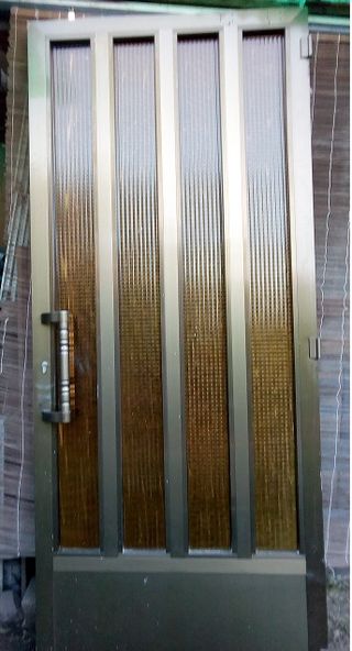 Puerta de aluminio acristalada