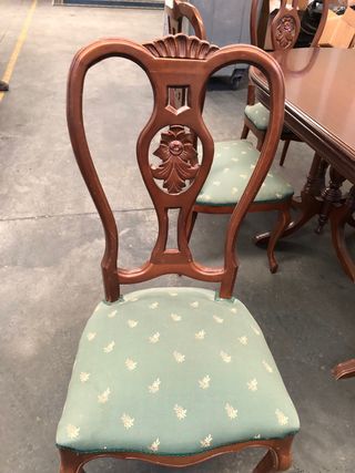 Mesa ovalada más 6 sillas.