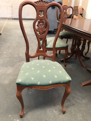 Mesa ovalada más 6 sillas.