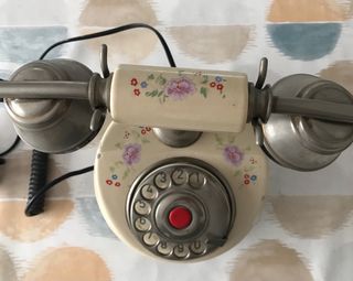 Teléfono antiguo de porcelana decorada