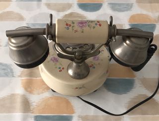 Teléfono antiguo de porcelana decorada