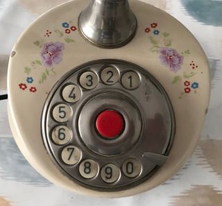 Teléfono antiguo de porcelana decorada