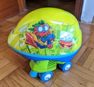 Patines y casco de Superzings