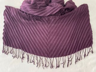 Fular drapeado con flecos color berenjena/morado