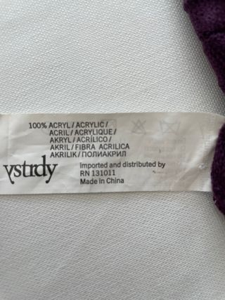 Fular drapeado con flecos color berenjena/morado